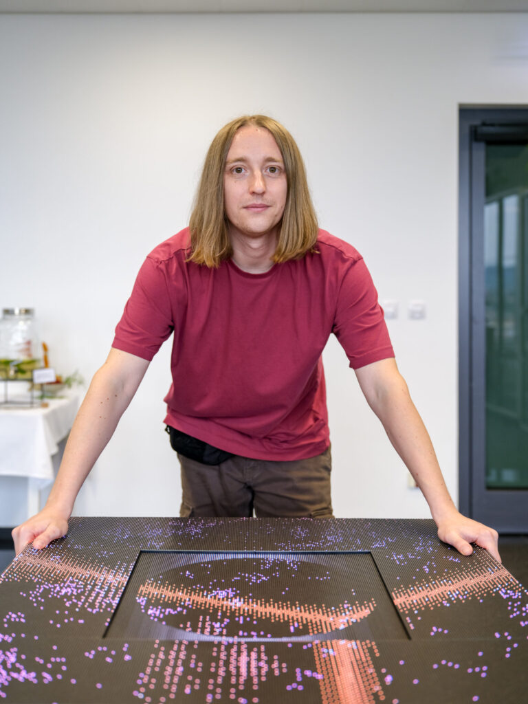 Branimir Štivić, DOTWORK [256x256px], Google Hrvatska d.o.o., Strojarska cesta 20, Zagreb